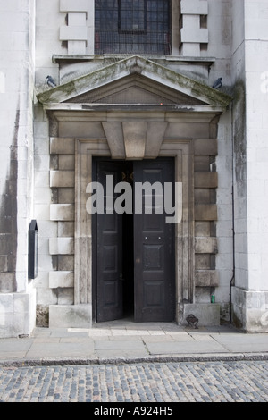 Hintertür des St Alfege Kirche in Greenwich, England, Europa. Stockfoto