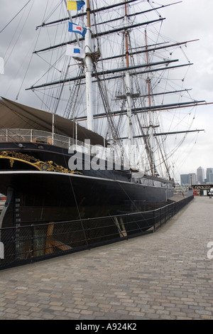 Rückansicht des historischen Tee-Clipper Cutty Sark mit Canary Wharf in den Hintergrund, Greenwich, London, England, Europa. Stockfoto