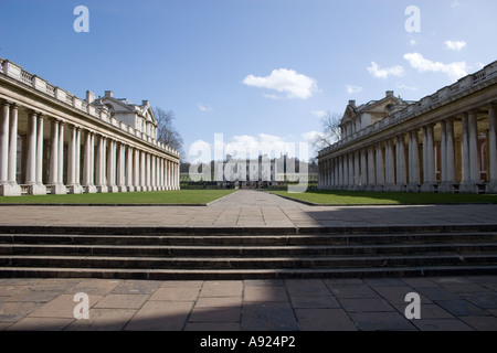 Blick auf die Queen House und den Kolonnaden des Royal Naval College in Greenwich, London, England, Europa. Stockfoto