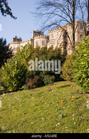 Rückseite der georgische Stadthäuser mit Blick auf Victoria Park im zeitigen Frühjahr, Bath Spa, Somerset, England, Europa. Stockfoto