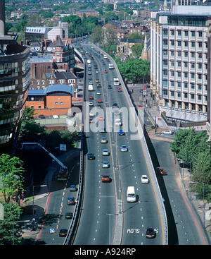 Blick hinunter auf die Hammersmith Flyover, West London. Stockfoto