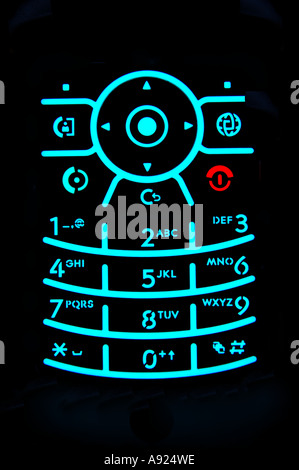 Beleuchtete Tastatur Handy gegen einen schwarzen Hintergrund Stockfoto