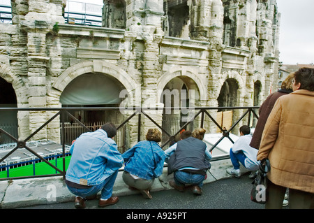 Arles France, Feria 'Stierkampffestival' Straßenszene Gruppe Touristen Familie blickt durch das Peep Hole in die Arena, von hinten Stockfoto