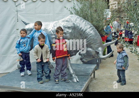 Arles France Feria' 'Stierkampffestival' Straßenszene, französische Kinder posieren für Eltern Camera Bull Sculpture, Street Art Animal france Stockfoto