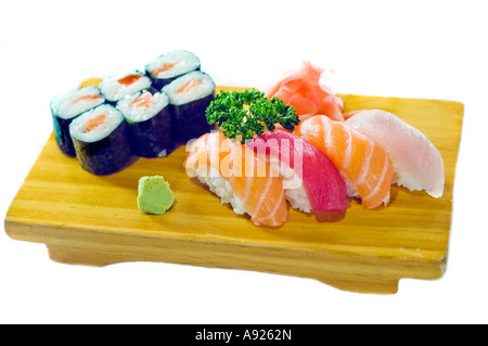 Foto ausschneiden, Essen zum Mitnehmen japanische Lebensmittel Plattenteller von 6 Lachs Maki und sechs Thunfisch Sushi auf hölzernen Platte restaurant Stockfoto