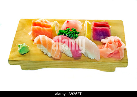 Nahaufnahme, japanisches Essen auf einem Teller mit Sushi Fisch und Sashimi Lachs 'Roter Thunfisch' Restaurant Stockfoto