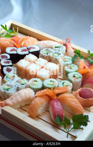 Japanisches Essen, gemischte Maki-Sushi auf hölzerne Boot Sashimi, Close up Detail Oriental Stockfoto