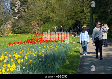 Paris FRANKREICH, Familien Wandern im Park, Natur genießen 'Bagatelle Garden' Frühfrühling Sonntag, Sommer ville de paris Natur Stockfoto