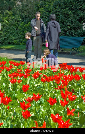 Paris FRANKREICH, Familien Genießen Sie die Natur im Park "Bois de Boulogne" Garten "Bagatelle" Frühfrühling, Genießen Sie Sonntagnachmittag, jardin de bagatelle Stockfoto