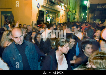 Arles, Frankreich, Feria Stierkampf Festival, Straßenszene, Französisch Menschen feiern auf Party außerhalb Stockfoto