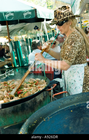 Arles Frankreich, Osterferien, „lokales Essen“ französische Frau, die „spanisches Essen“ kocht, Paella vor dem Restaurant, Arles Place du Forum Stockfoto