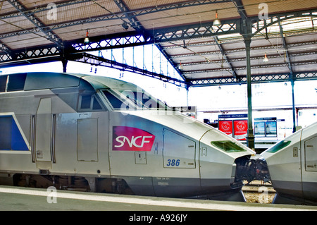 Toulouse Frankreich, französischer Hochgeschwindigkeitszug TGV Bahnhof 'Matabiau' vorne Motor SNCF Logo modernes Design Reisen Stockfoto