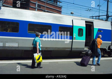 Toulouse Frankreich, Französischer Bullet Train TGV im Bahnhof Matabiau, Seniorenpaar Boarding Train on sncf train Platform, outside Sunny, get in train Stockfoto