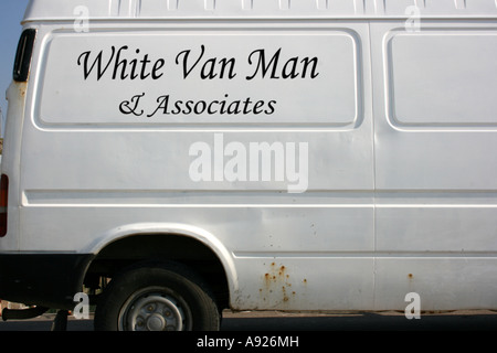 White Van Man und Mitarbeiter unterzeichnen auf Seite des Arbeiters van Stockfoto