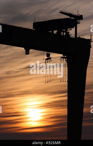 Werft-Kran in der Silhouette in der Dämmerung, Harland und Wolff Werft, Belfast, Nordirland Stockfoto