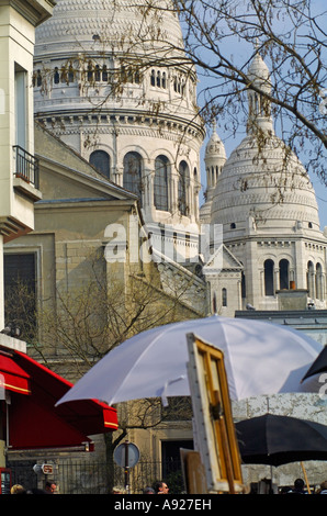 Sonnenschirme und Vordächer schützen des Künstlers Stände auf dem Montmartre Place du Tertre, Paris, Frankreich Stockfoto