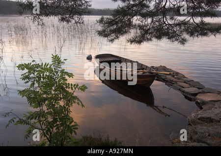 Ruderboot am See Finnsjön, Schweden Stockfoto