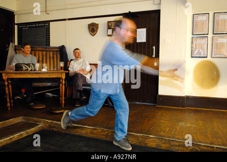 "Old English" oder "London" Kegeln spielt bei der Freimaurer Arme Hampstead, London, England. Stockfoto