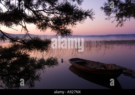 Ruderboot am See Finnsjön, Schweden Stockfoto