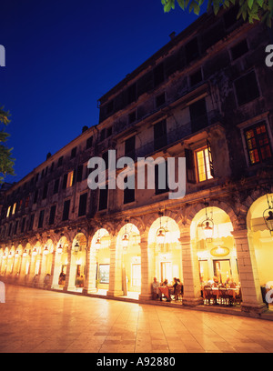 Griechenland Korfu alte Stadt die Liston in der Abenddämmerung Stockfoto