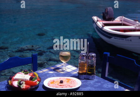 Loutro Süd Kreta. Eine Tabelle mit einem griechischen Salatteller mit Taramosalata und Glas retsina Stockfoto