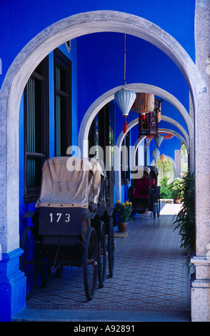 MALAYSIA Penang Georgetown Cheong Fatt Tze Blue Mansion restaurierte chinesische Handelshaus mit alten Rikschas Stockfoto