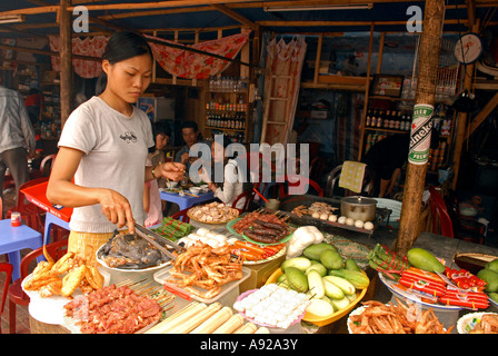 Stadt von Sapa Vietnam Food Vendor Kochen Stockfoto