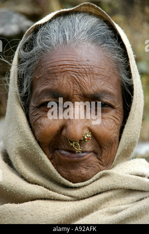 Bildnis einer alten Dame mit einer gepiercte Nase in der Haube in der Nähe von Pokhara, Nepal Stockfoto