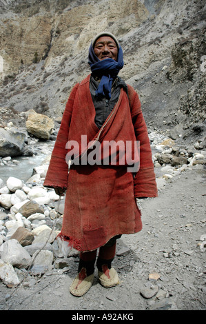 Stolzer Mann tragen traditionelle Fell Mütze und Schal Nar-Phu Annapurna Region Nepal Stockfoto