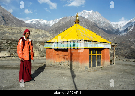 Junger Mönch steht an einem kleinen Turm auf dem Dach des alten Klosters Dzong Mustang Annapurna Region Nepal Stockfoto