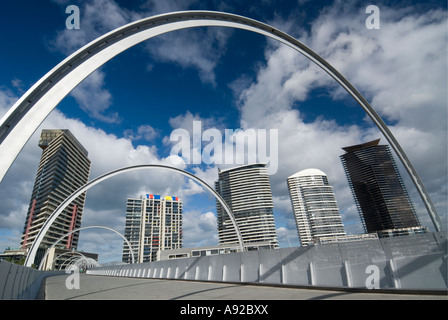 Blick auf spektakuläre neue Stahl-Webb-Brücke über den Yarra River und neue Wohnhäuser in Docklands Melbourne Australien Stockfoto