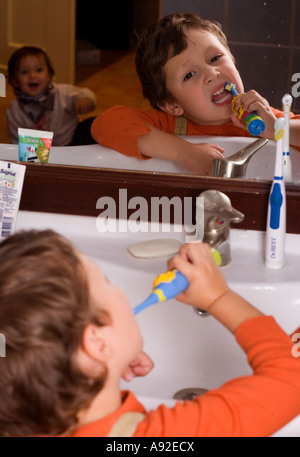 Vier Jahre alter Junge Bürsten seine Zähne Stockfoto