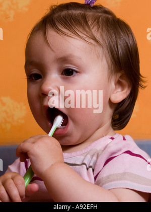 Ein Jahr altes Mädchen Bürsten ihre Milchzähne Stockfoto