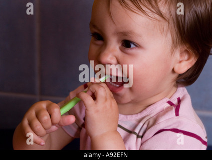 Ein Jahr altes Mädchen Bürsten ihre Milchzähne Stockfoto