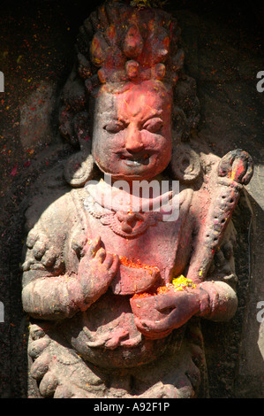 Altes Relief Abbildung des Gottes Vishnu mit roter Farbe Kathmandu-Nepal Stockfoto