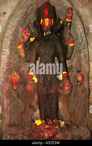 Altes Relief des Gottes Vishnu mit roten und gelben Farbe Kathmandu-Nepal Stockfoto