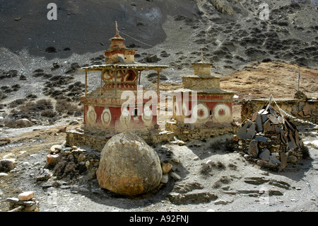 Zwei rustikale Choerten mit seltsame rote Dekoration Phu Nar-Phu Annapurna Region Nepal Stockfoto