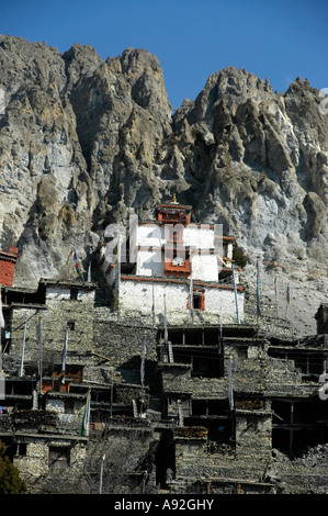 Verschachtelte Dorf unter Felsen und alten Braga Gompa Annapurna Region Nepal Stockfoto