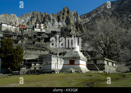 Verschachtelte Dorf unter Felsen und alten Braga Gompa Annapurna Region Nepal Stockfoto