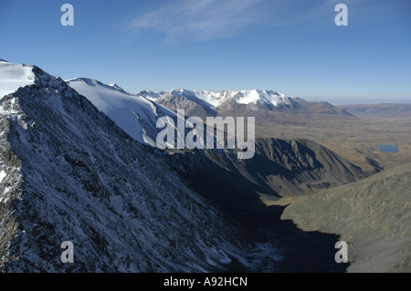 Blick auf eine Kette von schneebedeckten Bergen über die Steppe Kharkhiraa mongolischen Altai in der Nähe von Ulaangom Uvs Aymag Mongolei Stockfoto