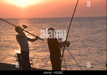 Seefischer auf Weybounre Strand Norfolk bei Sonnenuntergang Stockfoto