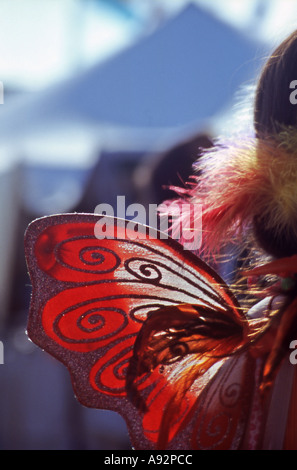 Nahaufnahme eines Paares von orange Fee Flügel Hintergrundbeleuchtung von der späten Sonne Lesung Womad festival Stockfoto