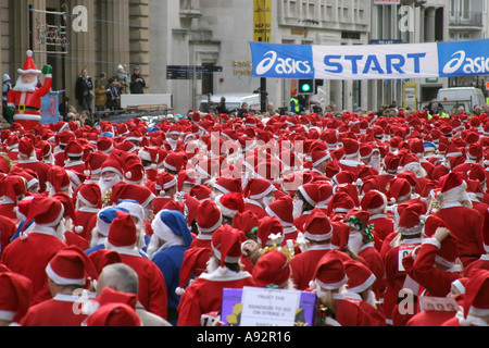 Das Santa-Rennen für einen guten Zweck in Liverpool Tausende von Santa ist startbereit Stockfoto