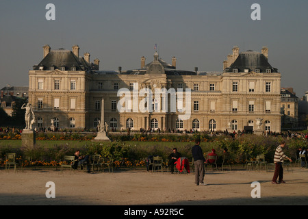 Jardin du Luxembourg Paris Parisern und Touristen spazieren oder entspannen Sie in der Herbstsonne Stockfoto