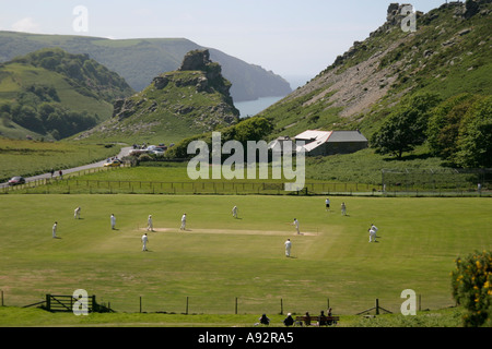 Lynmouth Lynton Männer spielen Cricket Spiel Tonhöhe Tal der Felsen szenische Spiele Tonhöhe Blick hinunter auf Luftbild Stockfoto