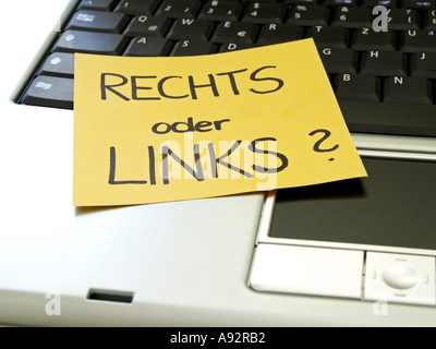 Memo-Hinweis auf Notebook, rechts oder links Stockfoto