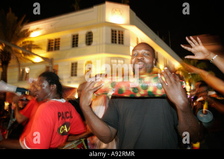 Miami Beach Florida, South Beach, Ocean Drive, Haitian Rara Band, Parade, Tanz, singen, Tap Tap Festival, Festivals Jahrmarkt Abend, Black man Männer männlich, afrikanisch Stockfoto