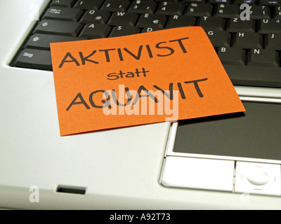 Memo-Hinweis auf Notebook Aktivist statt Aquavit Stockfoto