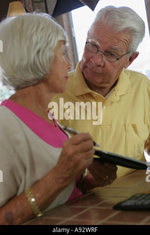 Ein älteres Paar einander betrachtend in Nahaufnahme Stockfoto