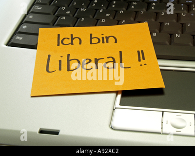 Memo beachten Sie am Notebook, ich bin liberal Stockfoto